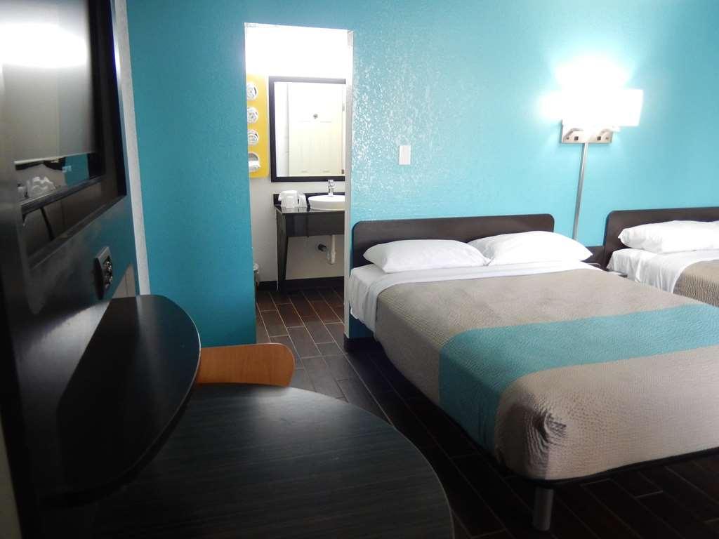 Motel 6 Portland Room photo